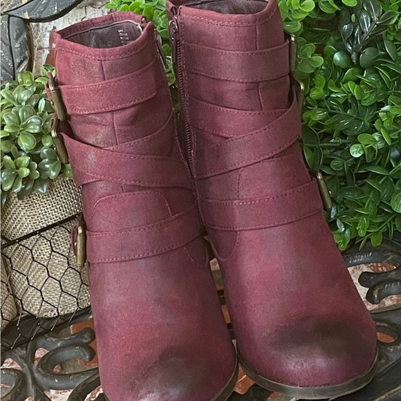 JustFab Binnae High Heeled Bootie; Burgundy Suede W/Multi-Straps & Buckles; Sz 9 - Picture 16 of 16